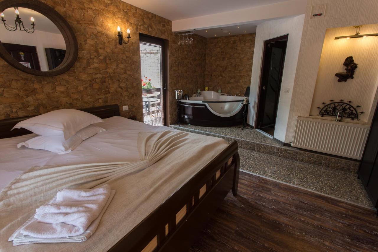 Pension Casa Wenge ซินายา ภายนอก รูปภาพ
