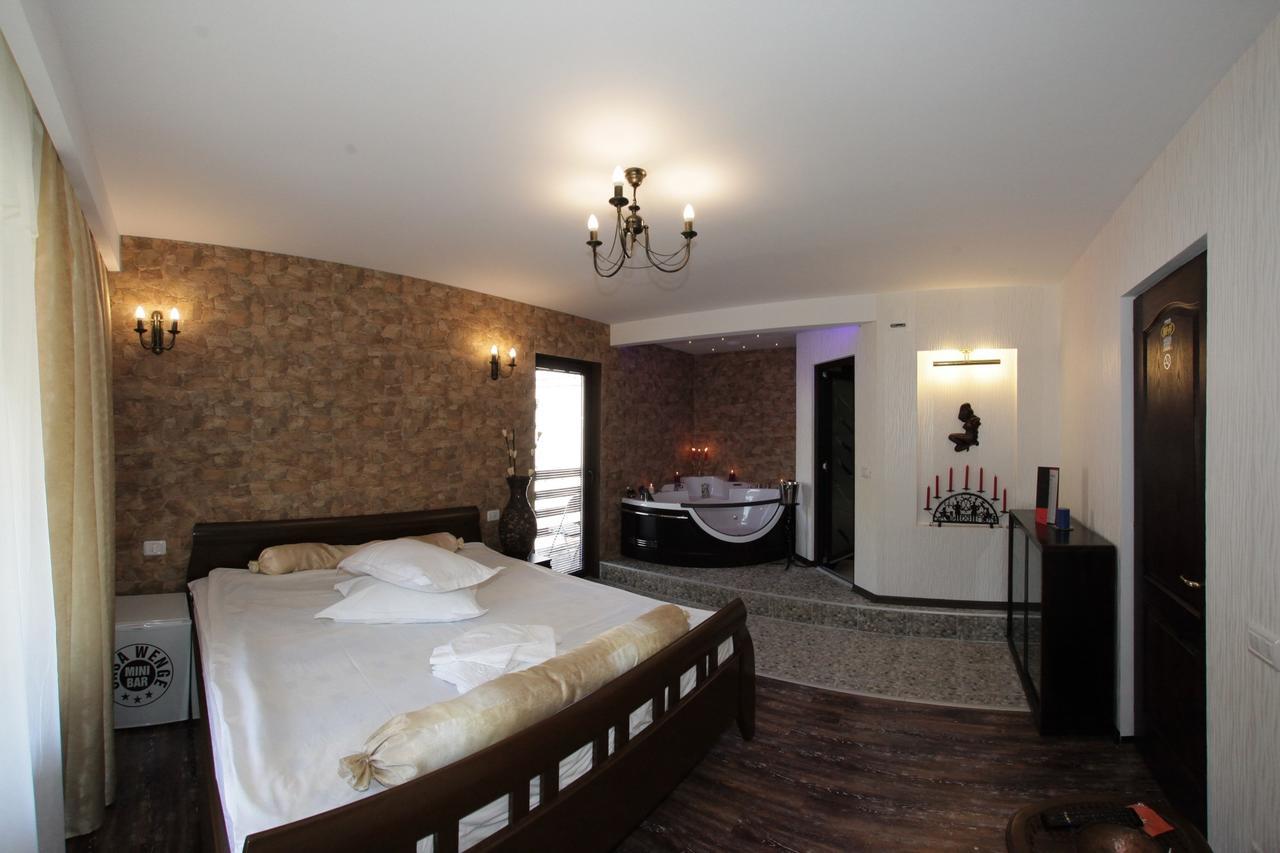 Pension Casa Wenge ซินายา ภายนอก รูปภาพ