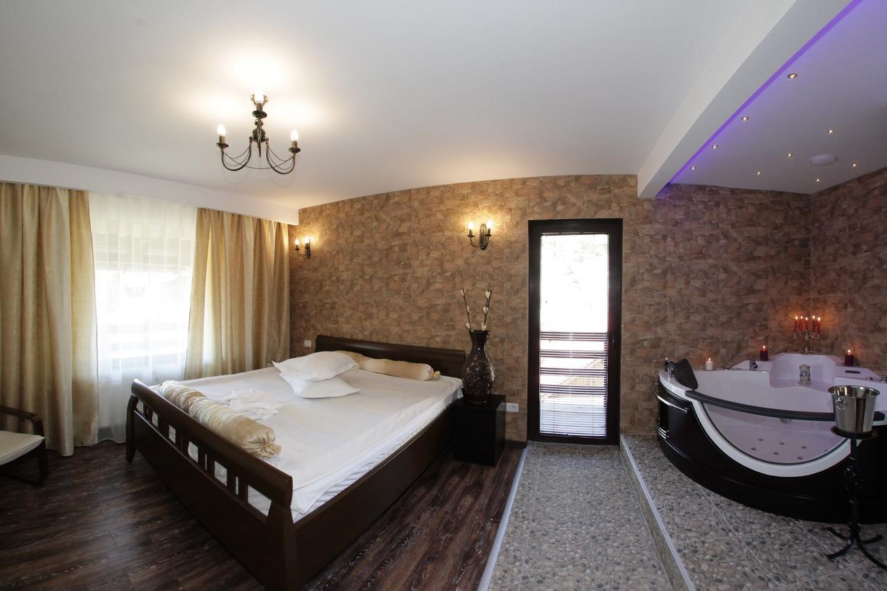 Pension Casa Wenge ซินายา ภายนอก รูปภาพ